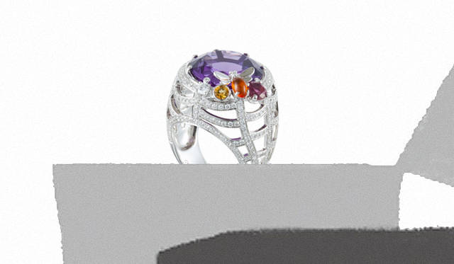 ｜“私をつかまえて…愛しているなら”。そんな囁きが聞こえてきそうな「アトラップ・モワ」コレクションより。クモの巣をモチーフにボリュームたっぷりに作られたリングには、大ぶりのアメシストが輝く。まわりにあしらわれたハチやクモは、まるで愛のダンスを踊っているかのよう。「アトラップ・モワ」リング[WG×ダイヤモンド×アメシスト×シトリン×ピンクトルマリン×ファイヤーオパール×クリソプレーズ]210万円（ショーメ Tel. 03-3613-3188 ）