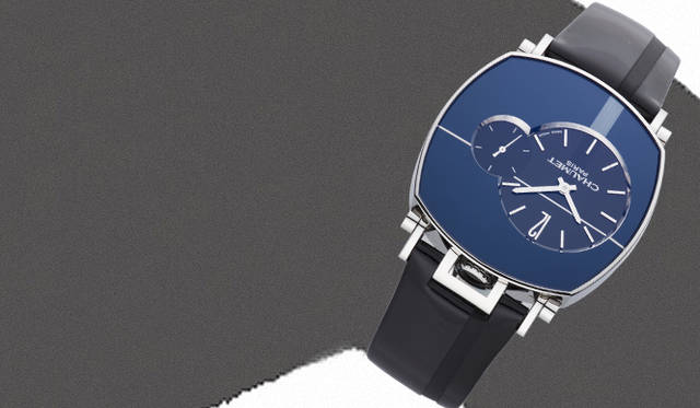 ｜デリケートな深いナイトブルーの光沢をたたえるブラックサファイアガラスに覆われたダイヤルがエレガント。しかし何と言っても特徴的なのは、自動巻き機械式ムーブメントをアシメトリーに取り込み、中心からずれるように2つのカウンターをセットしたこと。これは時を左から右に読み取る、ということを斬新な時計の読み取り方を提案しているのだ。ストラップもエナメルレザーとサテンとを組み合わせたタキシードスタイル。ミニマルなデザインながらもアヴァンギャルドさが薫る。「ダンディ・エディション・アーティ」ウォッチ（自動巻き）94万5000円（ショーメ Tel. 03-3613-3188 ）