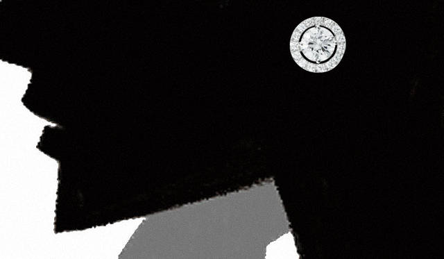 ｜一粒のきらめくダイヤモンドを、パヴェセッティングされたダイヤモンドのリングが取り囲む。2つを別々に分解して、それぞれ使うこともできる。ダイヤモンド・イヤリング[PT×WG×ダイヤモンド]460万円、ダイヤモンド・サーキュラー[WG×ダイヤモンド]26万円（ともにグラフ／グラフ東京サロン　Tel. 03-6267-0811）