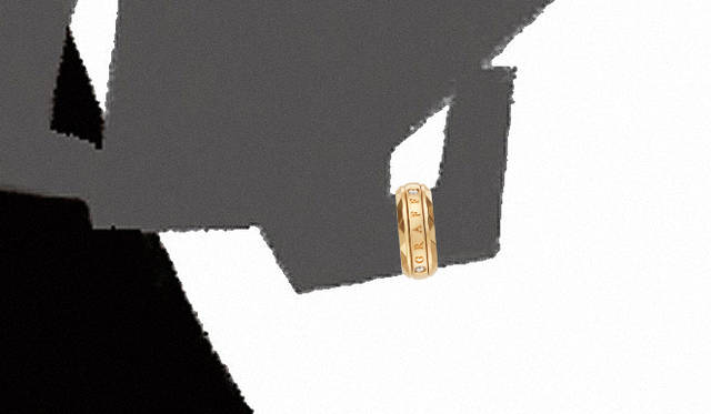 ｜少しだけボリュームのあるリングをピンキーとして使って。2つのダイヤモンドがポイントになっている。ダイヤモンド・リング[PG×ダイヤモンド]31万4000円（グラフ／グラフ東京サロン　Tel. 03-6267-0811）