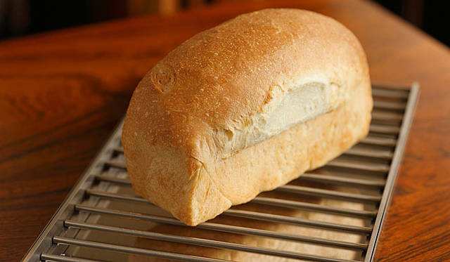 ダンディゾン｜「食パン OE15」は、イタリア産の無農薬オリーブオイル15％と水で焼き上げられ、しっとりと柔らかい。適度な噛み応えと軽い食感でサンドウィッチにもおすすめのパン。焼き上がり予定時間　10:00　1斤 310円