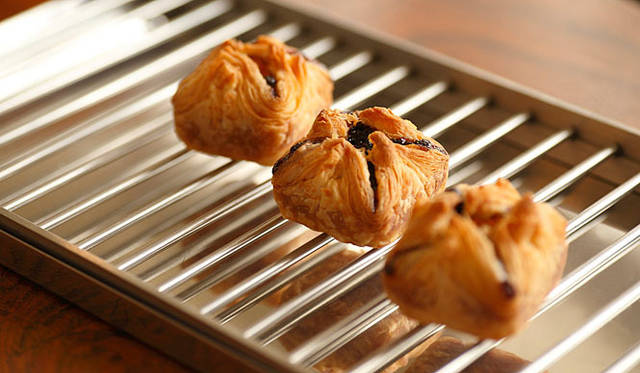 ダンディゾン｜小さなプレゼントのような形をした「コルシカ」は、フランスのコルシカ島産のプルーンとクレモンティーヌ（西洋みかん）のクリームにアルマニャック（ブランデー）をくわえ、プルーンの角切りと一緒に折り込み生地で包んで焼いたパン。砂糖不使用。焼き上がり予定時間　10:30　1個180円