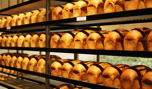 ダンディゾン｜「食パン」は全4種類。バター30％＋牛乳の「BL30」、バター20％＋水の「BL20」、オリーブオイル15％＋水の「OE15」、豆乳100％の「S100」。配合の違うそれぞれの食パンにファンがいるそうだ　　