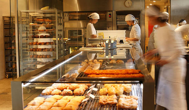 ダンディゾン｜ガラス張りの厨房は、清潔このうえない。スタッフはムダのない動きで、黙々と作業をしており、その手さばきを眺めているだけで楽しい