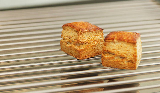 ダンディゾン｜発芽小麦全粒粉と、きび砂糖のスコーン「カプラ」。しっかりとした歯ごたえと、全粒粉の香ばしさが特長。オーブントースターで軽く焼くのがおすすめだ。焼き上がり予定時間　10:00  2個270円