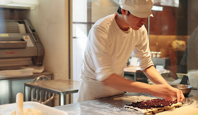 ダンディゾン｜静かな物腰ながら、パンづくりの熱心さにかけてはオーナー夫妻も舌を巻くほど。毎日のように新メニューの試作をする木村シェフ。「長くつづけて、つないでいくことが大事なんです」