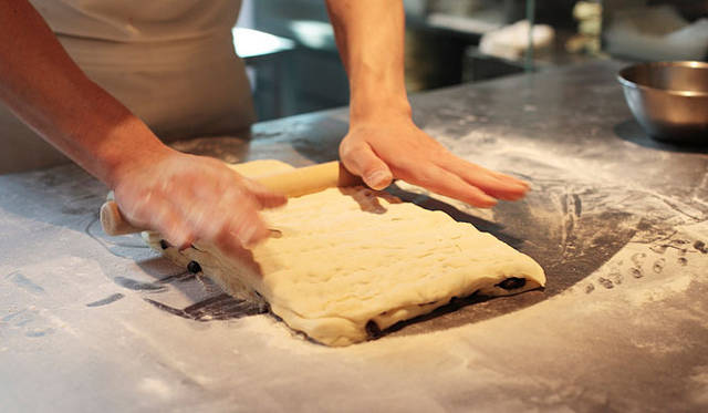 ダンディゾン｜繊細かつ大胆な手さばきで、次々にパンを成形していく。力強い大きな手が印象的だ