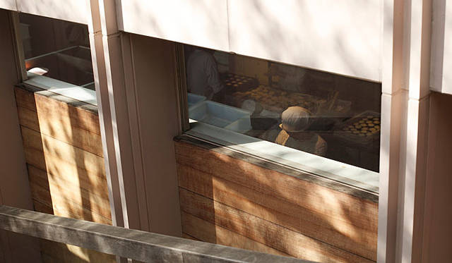 ダンディゾン｜地下にある厨房にも、アプローチの階段側からは採光がたっぷり入る。清潔な厨房で、きびきびと働くスタッフの姿が垣間見える