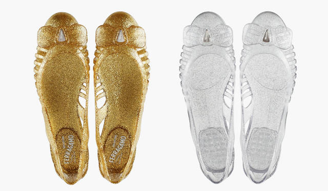 <b>Salvadore Ferragamo</b>｜リボンモチーフがフロントにあしらわれたフラットシューズは、クリアでポップな質感が魅力的。クリア×シルバー、ゴールド　各2万1000円（サルヴァトーレ フェラガモ／フェラガモ・ジャパン）
