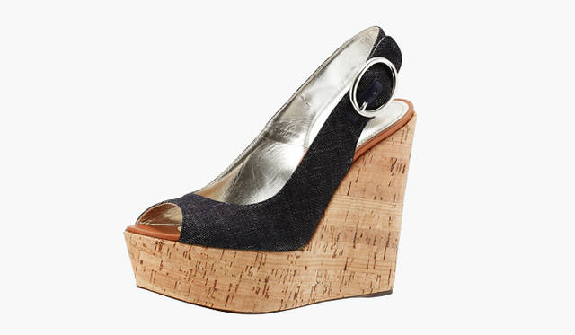 <b>DOLCE&GABBANA</b>｜デニムとコルクソールは好相性。フロントにも高さがあるので、スーパーハイヒールでも歩きやすい。ウェッジソールサンダル [H13.5cm] 6万9300円（ドルチェ＆ガッバーナ／ドルチェ＆ガッバーナ ジャパン）