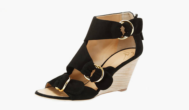 <b>Giuseppe Zanotti Design</b>｜黒とゴールドのカラーリングが絶妙にモダン。シューズ [H7cm] 8万2950円（ジュゼッペ ザノッティ デザイン／伊勢丹新宿店）