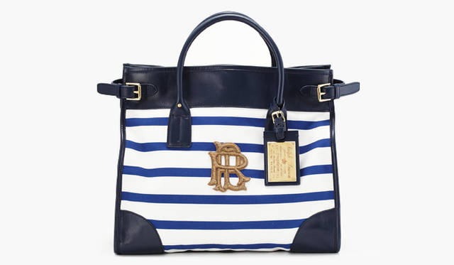 <b>RALPH LAUREN COLLECTION</b>｜コットンのボーダーに、ネイビーレザーやゴールドの刺繍が小粋。バッグ [W35×H32.5×D16cm] 7万3500円（ラルフ ローレン コレクション／ポロ ラルフ ローレン）