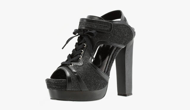 <b>PIERRE HARDY</b>｜デニム地にブラックレザーでパイピンクがほどこされた、ピエール アルディらしいシューズ。レースアップがスポーティで軽快な印象をもたらす。シューズ [15cm] 7万6650円[参考価格]（ピエール アルディ／ステディ スタディ）