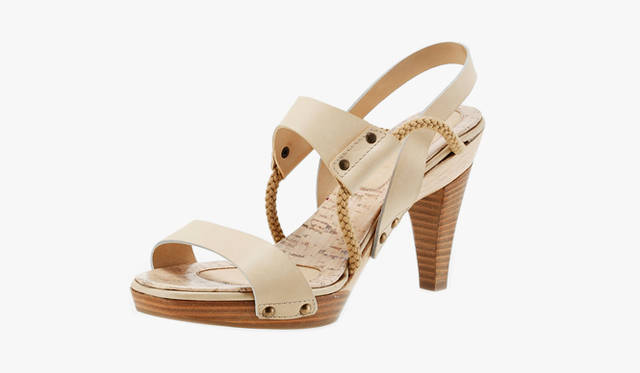 <b>DEREK LAM</b>｜ナチュラルな色合いのカーフレザーに、ロープづかいでアクセントを。コルクソールのサンダル [H10cm] 7万7700円（デレク ラム／ブランドニュース）