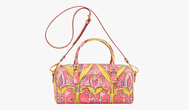 <b>PRADA</b>｜ミニマルなサイズの横長ボストンバッグは小粋に持ちたいアイテム。イエロー×ピンクの組み合わせであくまで可愛く。バッグ [W29×H13×D11.5cm] 22万500円（プラダ／プラダ ジャパン）