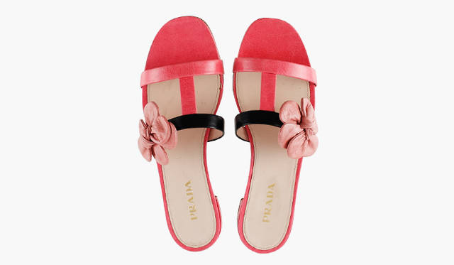 <b>PRADA</b>｜両サイドにあしらわれたコサージュがポイント。サンダル [H1.5cm] 5万5650円（プラダ／プラダ ジャパン）