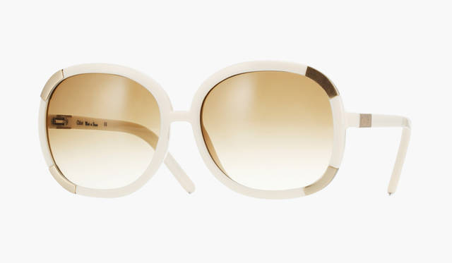 <b>CHLOÉ</b>｜サイドに入れられたゴールドのポイントや、レンズの薄いグラデーションがソフトで涼しげな印象。サングラス3万6750円（クロエ／クロエ インフォメーションデスク）