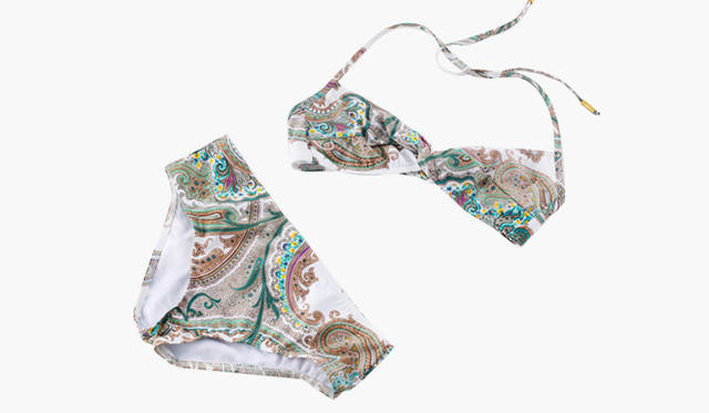 <b>ETRO</b>｜ペイズリー柄の白ビキニはリゾートでこそ着たいアイテム。3月末より展開予定。ビキニ3万2550円（エトロ／エトロ ジャパン）