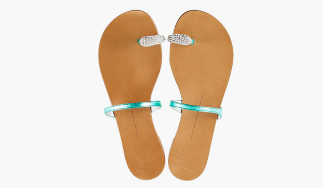 <b>Giuseppe Zanotti Design</b>｜親指をホールドする部分にまるで指輪のようにビジューがほどこされて。サンダル5万5650円（ジュゼッペ ザノッティ デザイン／伊勢丹新宿店）