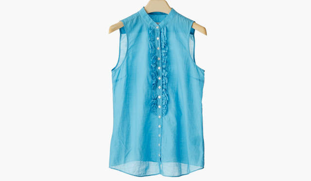 <b>BAGUTTA</b>｜フロントフリルのノースリーブシャツは、フレンチシックな着こなしにも似合う。シャツ2万8350円（BAGUTTA／ストラスブルゴ）