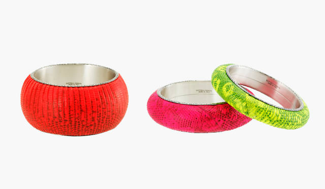 <b>Bottega Veneta</b>｜発色の良い蛍光カラーで、手もとにインパクトを。バングル（イエロー）14万4900円、バングル（ピンク）15万5400円、バングル（オレンジ）18万3750円（ボッテガ・ヴェネタ／ボッテガ・ヴェネタ ジャパン）