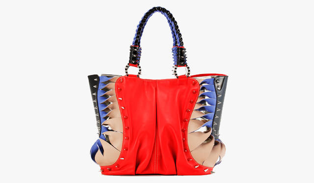 <b>Christian Louboutin</b>｜カーフレザーにスタッズがあしらわれたちょっとハードなディテールも、鮮やかなカラーリングとグラフィカルな遊びとでモードなテイストに。バッグ [W37×H30×D19cm] 31万円（クリスチャン ルブタン／クリスチャンルブタン ジャパン）