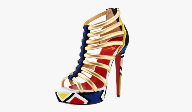 <b>Christian Louboutin</b>｜アフリカをインスピレーション源にした今シーズン。鮮やかなデザインとレッドソールで、みんなの視線を独り占め。シューズ [H14cm] 18万9000円クリスチャン（ルブタン／クリスチャンルブタン ジャパン）