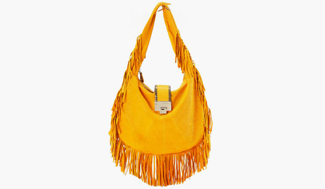 <b>Jimmy Choo</b>｜スネークスキンでトリミングされたリュクスなフリンジバッグ。柔らかな持ち手も使いやすさ抜群。バッグ[W40×H30cm] 13万9650円（Jimmy Choo）