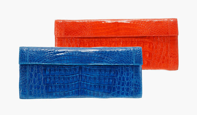 <b>NANCY GONZALEZ</b>｜リアルクロコダイルを使用したリュクスなクラッチバッグ。コンパクトなサイズながらも、内側のポケットも2カ所あったりと収納力も抜群。クラッチバッグ(オレンジ、ブルー) [W28×H11.5×D5.5cm]  18万9000円（ナンシー・ゴンザレス／PMD JAPAN）