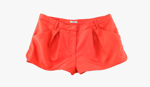 <b>MIUMIU</b>｜リゾートでは思い切り足を出してはきたい。少しだけ出したボリュームがキュート。ショートパンツ5万5650円（予定価格）（ミュウミュウ／プラダ ジャパン）