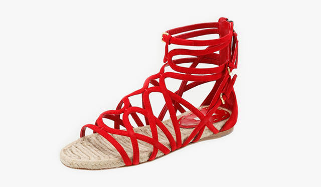 <b>MIUMIU</b>｜赤のスウェードが鮮やかなグラディエーターサンダル。ジュートで編まれたソールの履き心地もよい。サンダル7万4550円（予定価格）（ミュウミュウ／プラダ ジャパン）