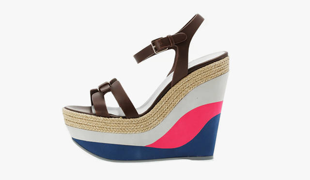 <b>Sergio Rossi</b>｜ソールのカラーブロックがポップな印象。これだけで鮮やかな着こなしに。ウェッジソールサンダル [H8.5cm] 8万850円（2月上旬発売予定）（セルジオ・ロッシ／グッチ グループ ジャパン セルジオ・ロッシ ディビジョン）
