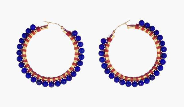 <b>Simon Alcantara</b>｜深いブルーの石が表情を凛と見せてくれる。フープピアス12万6000円（サイモン・アルカンタラ／ストラスブルゴ）