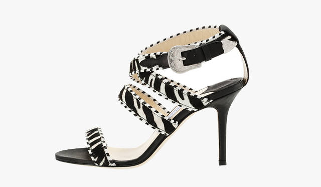 <b>Jimmy Choo</b>｜ゼブラ柄をシックにまとってワイルドな着こなしにトライ。バックルづかいもポイント。サンダル[H8.5cm] 13万8600円（Jimmy Choo）