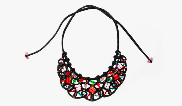 <b>SuperNeedle</b>｜赤やグリーン、ピンクなど、カラフルなビーズやクリスタルガラスが、ブラックデニムに刺繍されて。ネックレス（6月展開予定）6万900円（スーパー ニードル／伊勢丹新宿店）
