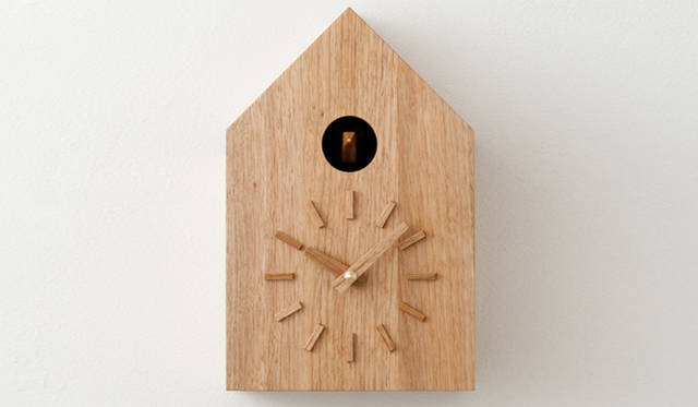 <b>moretrees｜モア・トゥリーズ 鳩時計</b><br>素材｜クルミ、サイズ｜W190×D76×H292cm、時計｜クォーツ式、鳴き声｜ふいご式、デザイン｜深澤直人、価格｜3万4650円