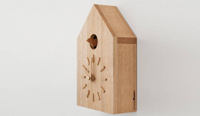 <b>moretrees｜モア・トゥリーズ 鳩時計</b><br>素材｜クルミ、サイズ｜W190×D76×H292cm、時計｜クォーツ式、鳴き声｜ふいご式、デザイン｜深澤直人、価格｜3万4650円