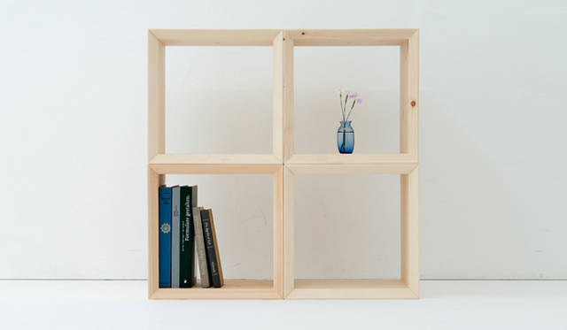 <b>moretrees｜モア・トゥリーズ フレーム棚</b><br>素材｜マツ、サイズ｜外寸 W400×D400×H400、内寸 W340×D340×H340cm、デザイン｜小林幹也、価格｜1万8900円