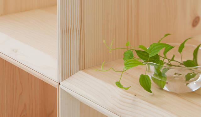 <b>moretrees｜モア・トゥリーズ フレーム棚</b><br>素材｜マツ、サイズ｜外寸 W400×D400×H400、内寸 W340×D340×H340cm、デザイン｜小林幹也、価格｜1万8900円