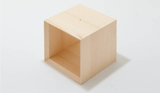 <b>moretrees｜モア・トゥリーズ フレーム棚</b><br>素材｜マツ、サイズ｜外寸 W400×D400×H400、内寸 W340×D340×H340cm、デザイン｜小林幹也、価格｜1万8900円