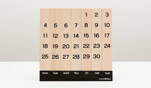 <b>moretrees｜モア・トゥリーズ 万年カレンダー</b><br>素材｜ヒノキ、台座仕上げ｜黒色漆塗（マット）、サイズ｜W210×D60×H210cm、デザイン｜清水慶太、価格｜9345円