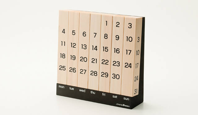<b>moretrees｜モア・トゥリーズ 万年カレンダー</b><br>素材｜ヒノキ、台座仕上げ｜黒色漆塗（マット）、サイズ｜W210×D60×H210cm、デザイン｜清水慶太、価格｜9345円
