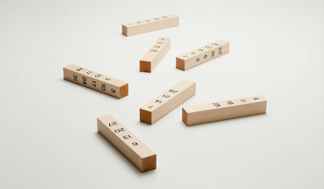 <b>moretrees｜モア・トゥリーズ 万年カレンダー</b><br>素材｜ヒノキ、台座仕上げ｜黒色漆塗（マット）、サイズ｜W210×D60×H210cm、デザイン｜清水慶太、価格｜9345円