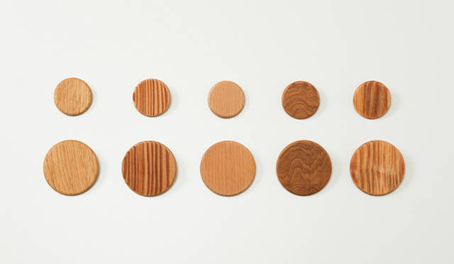 <b>moretrees｜モア・トゥリーズ ブローチ</b><br>素材｜スギ、マツ、ナラ、ブナ、サクラなど、サイズ｜50φ／70φ、デザイン｜熊谷有記、価格｜2310円／2520円