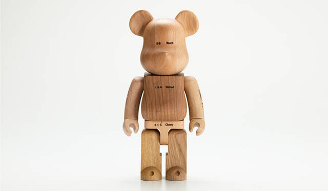 <b>moretrees｜モア・トゥリーズ かんばつ材  BE@RBRICK</b><br>素材｜ブナ、クルミ、サクラ、クリ、ナラ、 キハダ、カエデ、サイズ｜H280cm、製作｜株式会社メディコム・トイ／刈谷木材工業株式会社、価格｜7万8750円