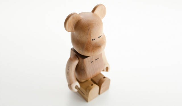 <b>moretrees｜モア・トゥリーズ かんばつ材  BE@RBRICK</b><br>素材｜ブナ、クルミ、サクラ、クリ、ナラ、 キハダ、カエデ、サイズ｜H280cm、製作｜株式会社メディコム・トイ／刈谷木材工業株式会社、価格｜7万8750円
