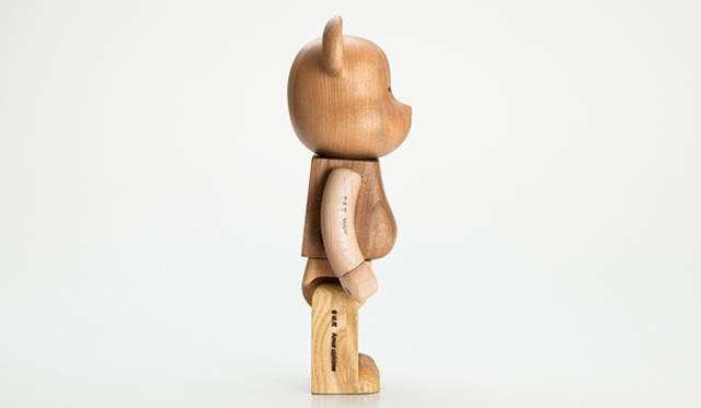 <b>moretrees｜モア・トゥリーズ かんばつ材  BE@RBRICK</b><br>素材｜ブナ、クルミ、サクラ、クリ、ナラ、 キハダ、カエデ、サイズ｜H280cm、製作｜株式会社メディコム・トイ／刈谷木材工業株式会社、価格｜7万8750円