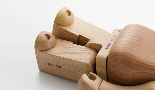 <b>moretrees｜モア・トゥリーズ かんばつ材  BE@RBRICK</b><br>素材｜ブナ、クルミ、サクラ、クリ、ナラ、 キハダ、カエデ、サイズ｜H280cm、製作｜株式会社メディコム・トイ／刈谷木材工業株式会社、価格｜7万8750円