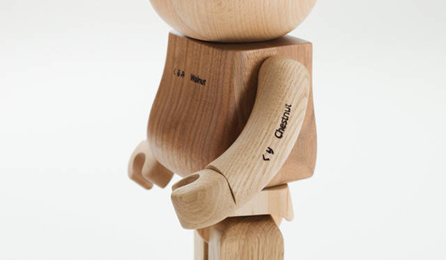 <b>moretrees｜モア・トゥリーズ かんばつ材  BE@RBRICK</b><br>素材｜ブナ、クルミ、サクラ、クリ、ナラ、 キハダ、カエデ、サイズ｜H280cm、製作｜株式会社メディコム・トイ／刈谷木材工業株式会社、価格｜7万8750円