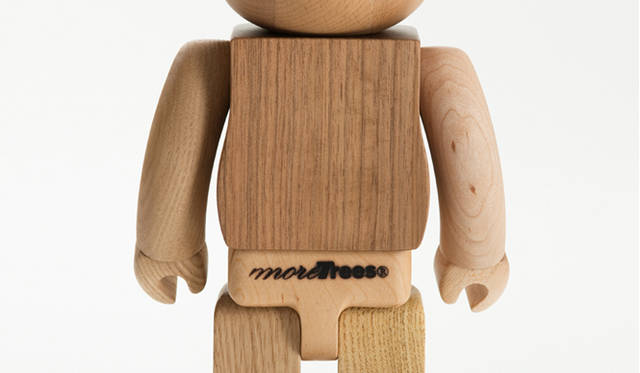 <b>moretrees｜モア・トゥリーズ かんばつ材  BE@RBRICK</b><br>素材｜ブナ、クルミ、サクラ、クリ、ナラ、 キハダ、カエデ、サイズ｜H280cm、製作｜株式会社メディコム・トイ／刈谷木材工業株式会社、価格｜7万8750円